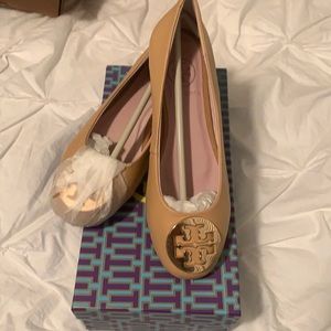 1:1 tory burch flats- gold emblem